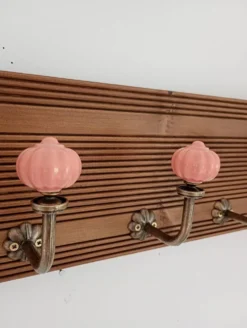 Porte-manteau mural 5 patères céramique rose poudré et bois teinté 50 cm