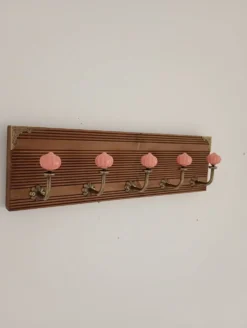 Porte-manteau mural 5 patères céramique rose poudré et bois teinté 50 cm