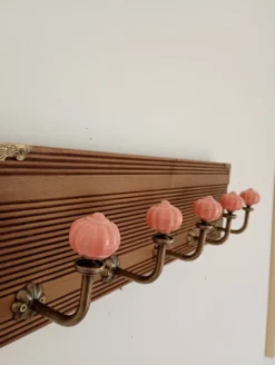 Porte-manteau mural 5 patères céramique rose poudré et bois teinté 50 cm