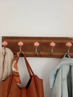 Porte-manteau mural 5 patères céramique rose poudré et bois teinté 50 cm