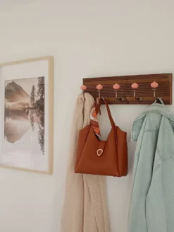Porte-manteau mural 5 patères céramique rose poudré et bois teinté 50 cm