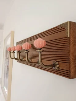 Porte-manteau mural 5 patères céramique rose poudré et bois teinté 50 cm