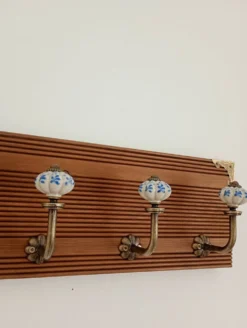 Porte-manteau mural 4 patères céramique bleu et blanc, style vintage