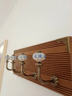 Porte-manteau mural 4 patères céramique bleu et blanc, style vintage