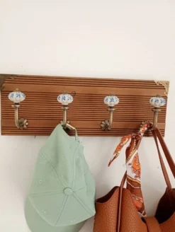 Porte-manteau mural 4 patères céramique bleu et blanc, style vintage