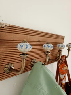 Porte-manteau mural 4 patères céramique bleu et blanc, style vintage