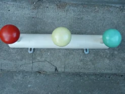 Porte manteau mural 3 patères de couleurs différentes années 50