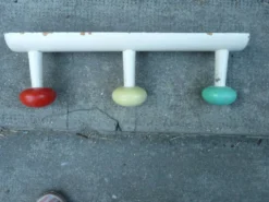 Porte manteau mural 3 patères de couleurs différentes années 50