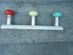 Porte manteau mural 3 patères de couleurs différentes années 50