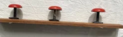 Portemanteau mural à 3 patères métal laqué rouge vintage 1960