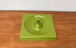 Porte-manteau mural Quadro en vert olive allemand de style mid-century modern Space Age par Jürgen Lange pour Schönbuch, années 1970.