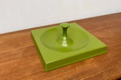 Porte-manteau mural Quadro en vert olive allemand de style mid-century modern Space Age par Jürgen Lange pour Schönbuch, années 1970.