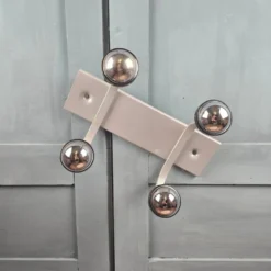 Porte-manteau mural Space Age gris 4 patères boule chromée vintage