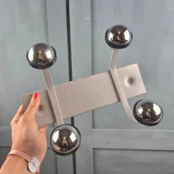 Porte-manteau mural Space Age gris 4 patères boule chromée vintage