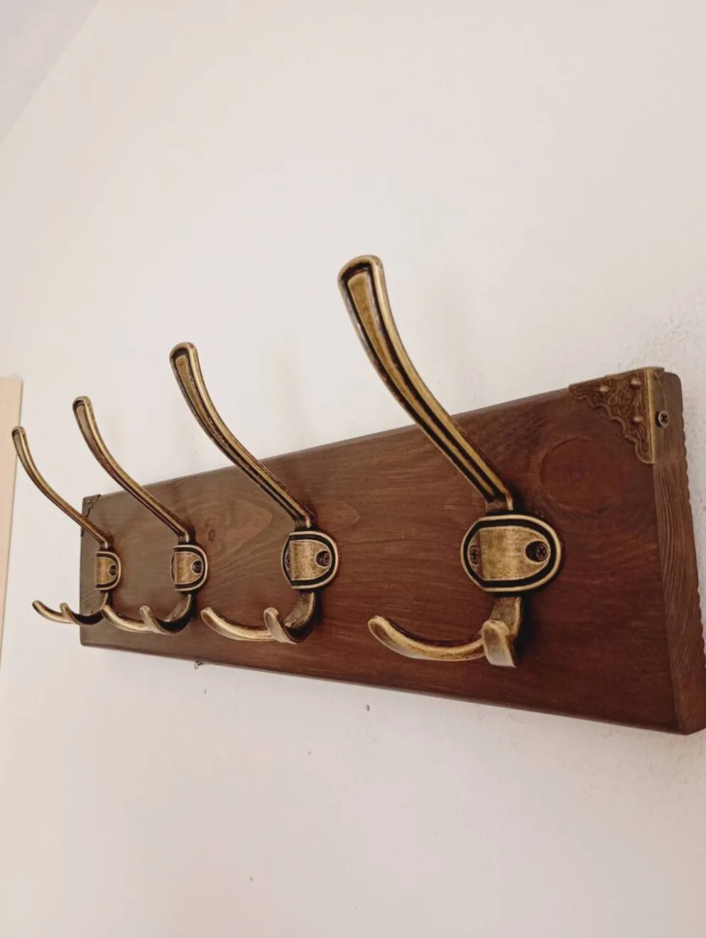 Porte-manteau mural style rustique– 50 cm – 4 patères métal – Bois teinté
