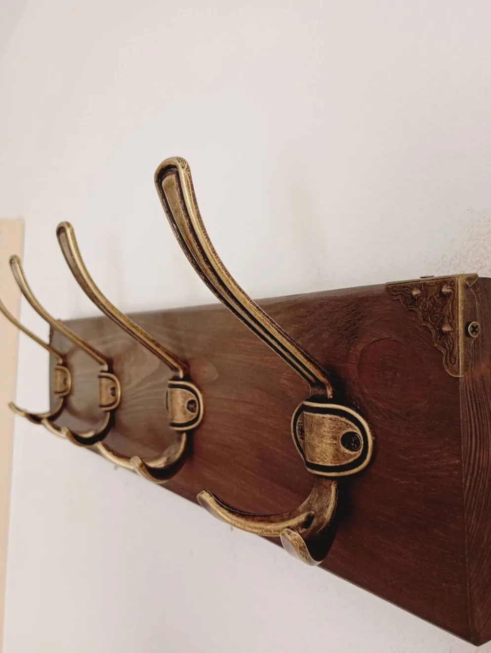 Porte-manteau mural style rustique– 50 cm – 4 patères métal – Bois teinté