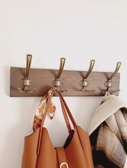 Porte-manteau mural style rustique– 50 cm – 4 patères métal – Bois teinté