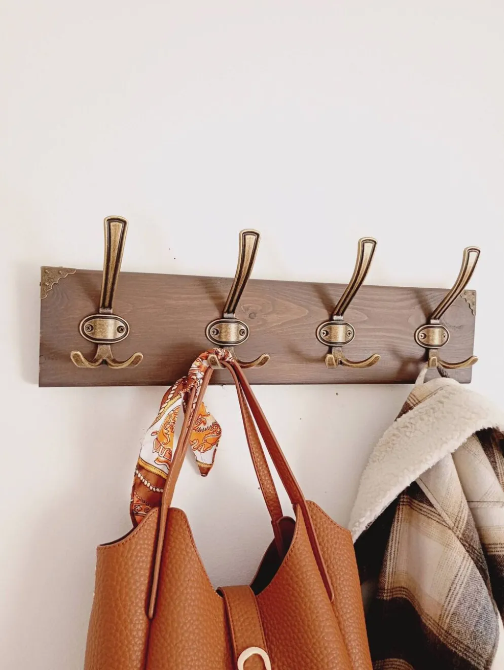 Porte-manteau mural style rustique– 50 cm – 4 patères métal – Bois teinté