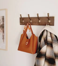 Porte-manteau mural style rustique– 50 cm – 4 patères métal – Bois teinté
