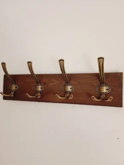 Porte-manteau mural style rustique– 50 cm – 4 patères métal – Bois teinté