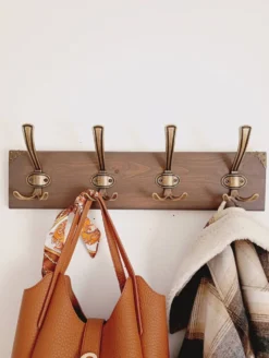 Porte-manteau mural style rustique– 50 cm – 4 patères métal – Bois teinté