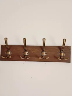 Porte-manteau mural style rustique– 50 cm – 4 patères métal – Bois teinté
