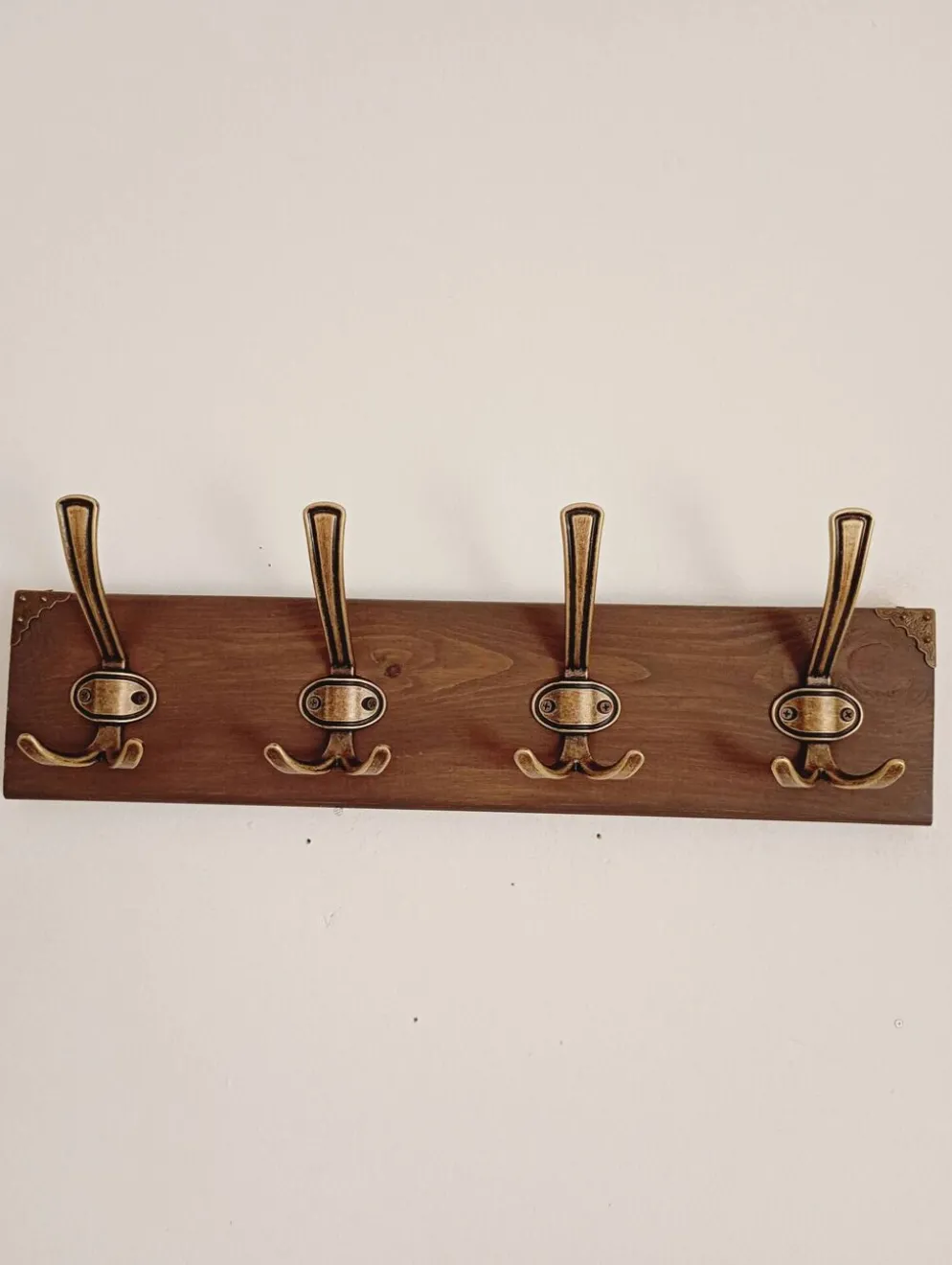 Porte-manteau mural style rustique– 50 cm – 4 patères métal – Bois teinté