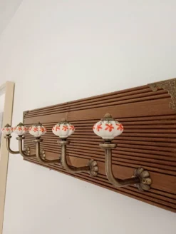 Porte manteau mural style vintage 5 patères céramique motifs floraux - bois
