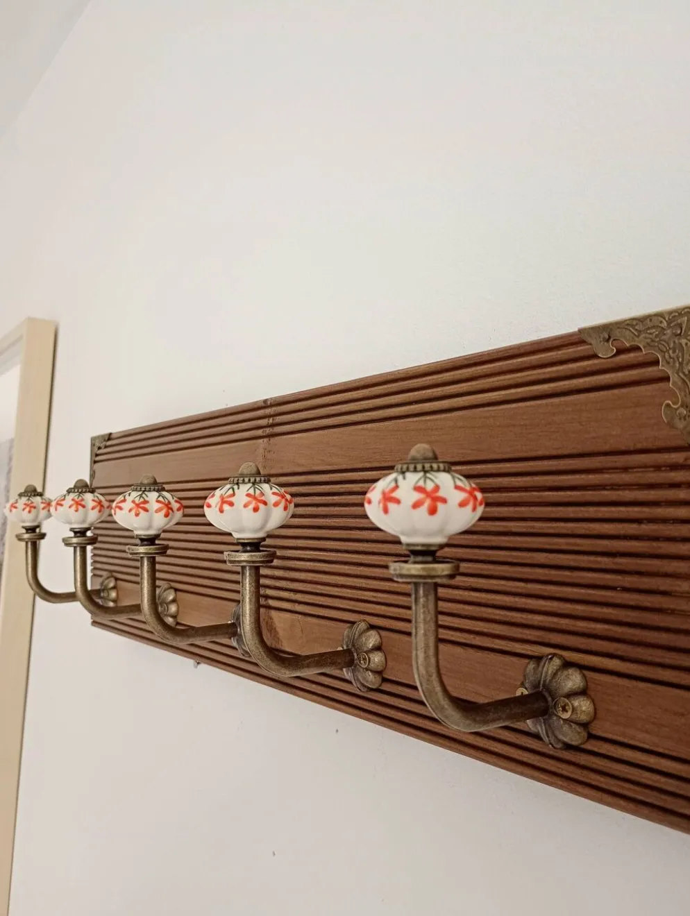 Porte manteau mural style vintage 5 patères céramique motifs floraux - bois