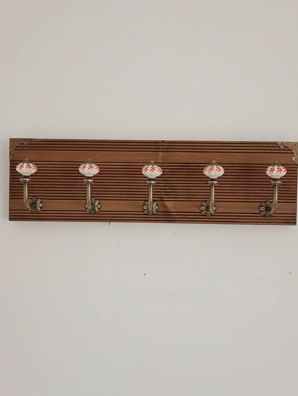 Porte manteau mural style vintage 5 patères céramique motifs floraux - bois