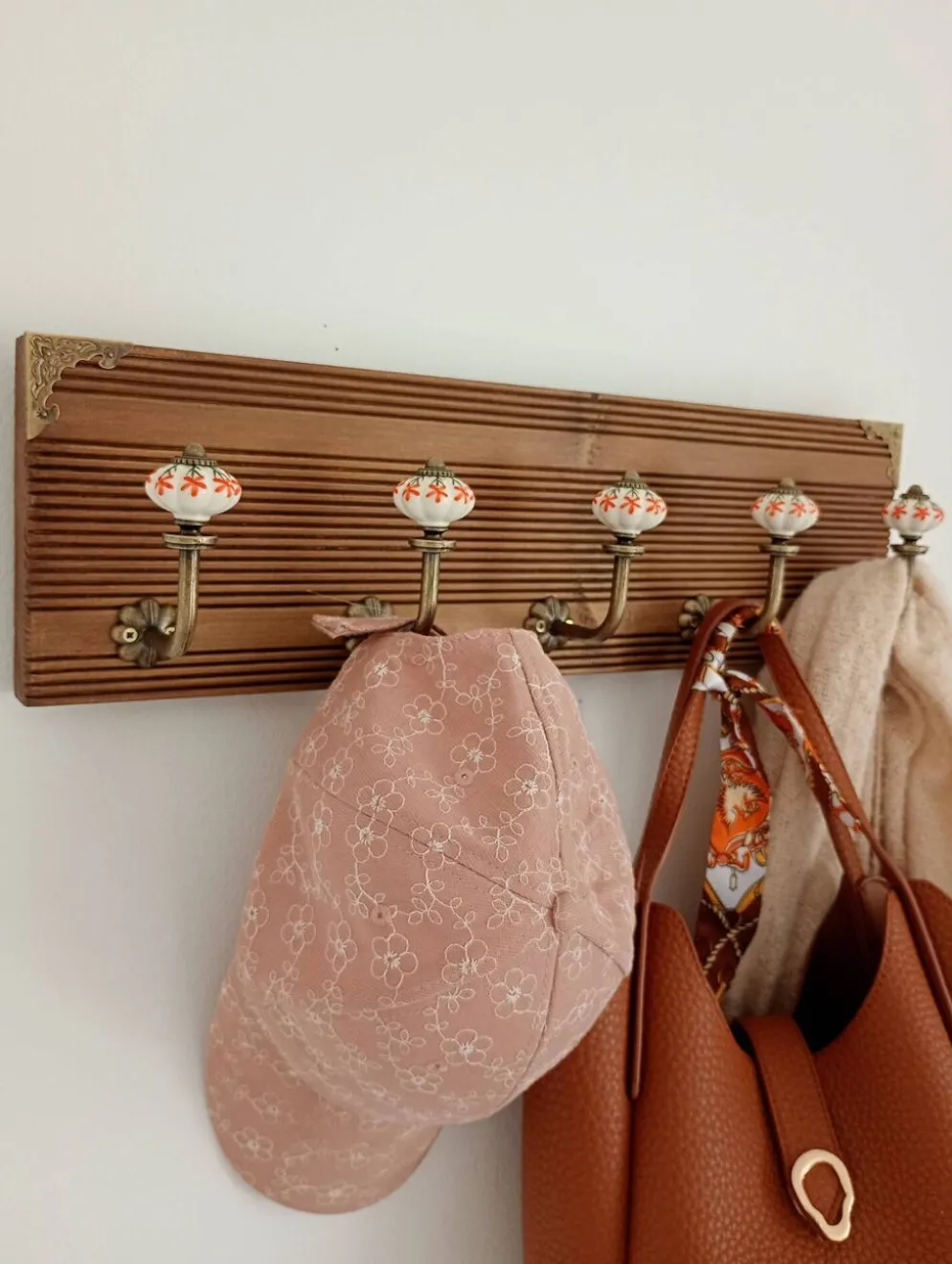 Porte manteau mural style vintage 5 patères céramique motifs floraux - bois
