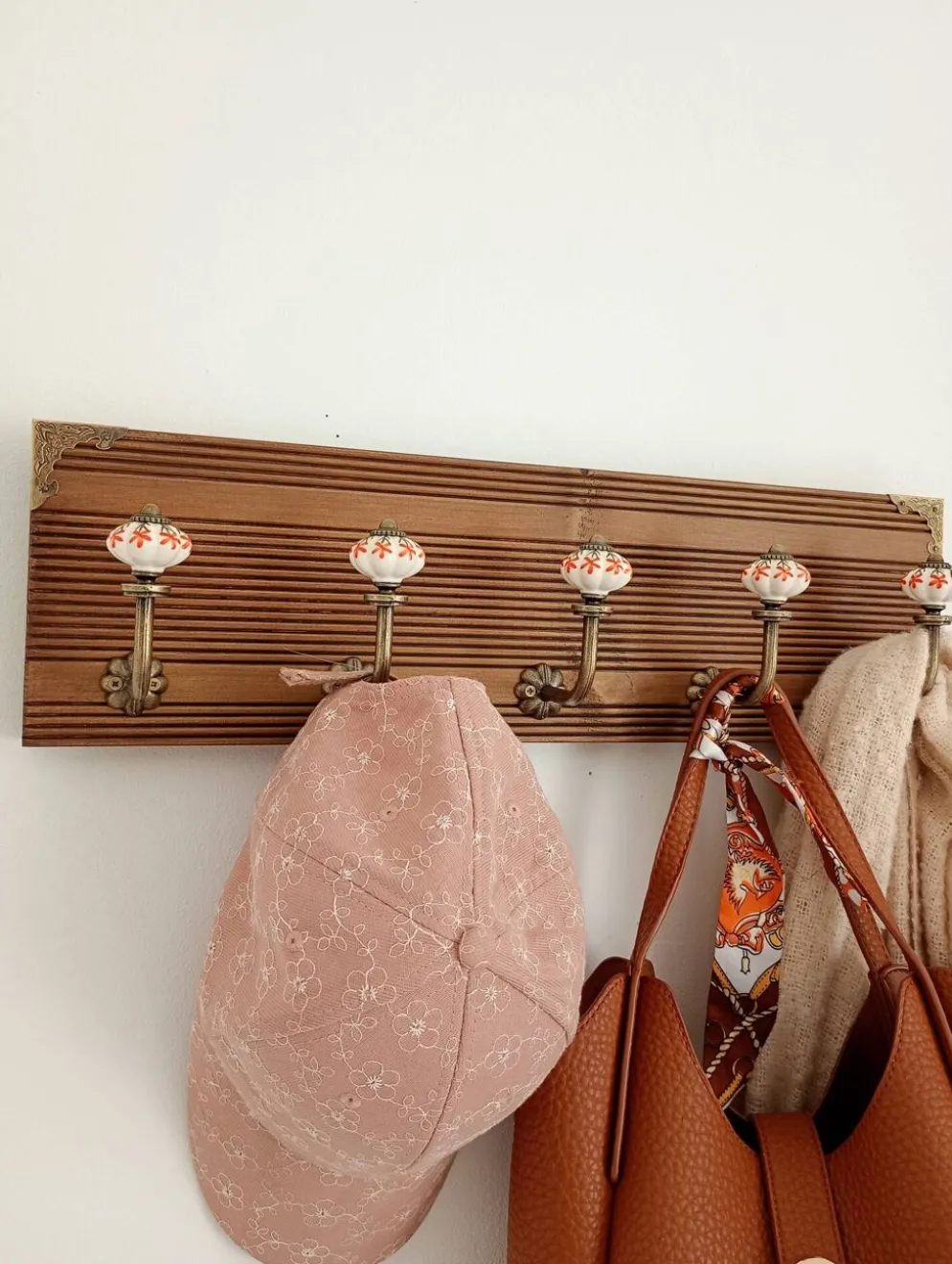 Porte manteau mural style vintage 5 patères céramique motifs floraux - bois
