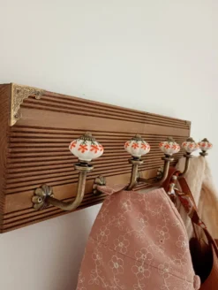 Porte manteau mural style vintage 5 patères céramique motifs floraux - bois