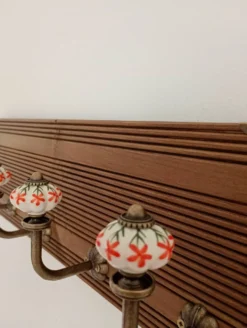 Porte manteau mural style vintage 5 patères céramique motifs floraux - bois