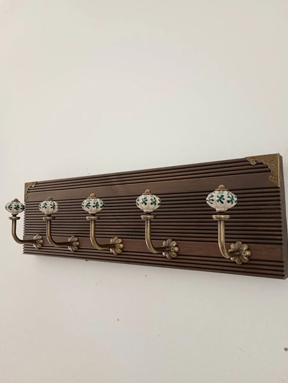 Porte-manteau mural STYLE vintage 5 patères céramique motifs floraux 50 cm