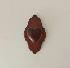 Porte manteau mural vintage art populaire en bois massif sculpté