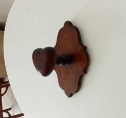 Porte manteau mural vintage art populaire en bois massif sculpté