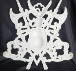 Porte-manteau mural vintage à 4 crochets en aluminium moulé, orné d'héraldique.