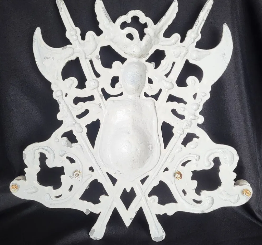 Porte-manteau mural vintage à 4 crochets en aluminium moulé, orné d'héraldique.