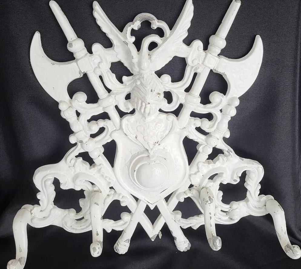 Porte-manteau mural vintage à 4 crochets en aluminium moulé, orné d'héraldique.