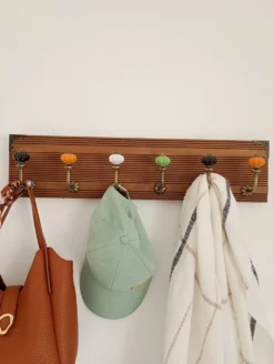 Porte-manteau mural vintage 60 cm – 6 patères en métal et boutons céramique