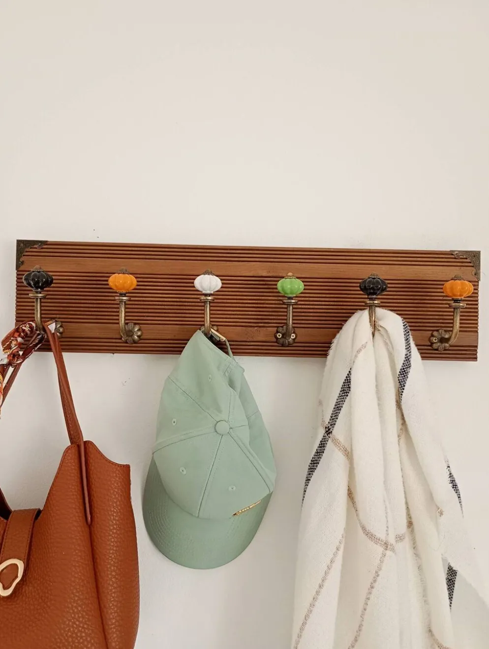 Porte-manteau mural vintage 60 cm – 6 patères en métal et boutons céramique