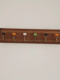 Porte-manteau mural vintage 60 cm – 6 patères en métal et boutons céramique