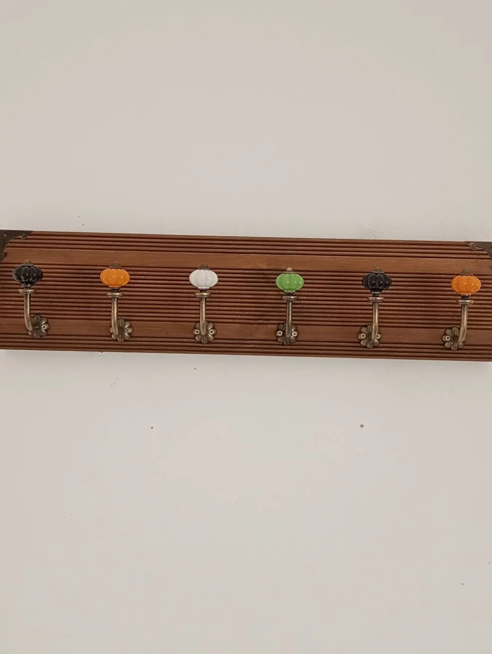 Porte-manteau mural vintage 60 cm – 6 patères en métal et boutons céramique