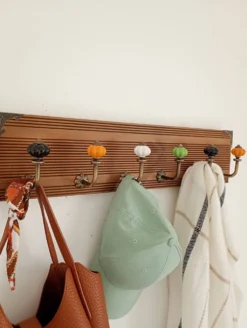 Porte-manteau mural vintage 60 cm – 6 patères en métal et boutons céramique