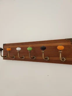 Porte-manteau mural vintage 60 cm – 6 patères en métal et boutons céramique