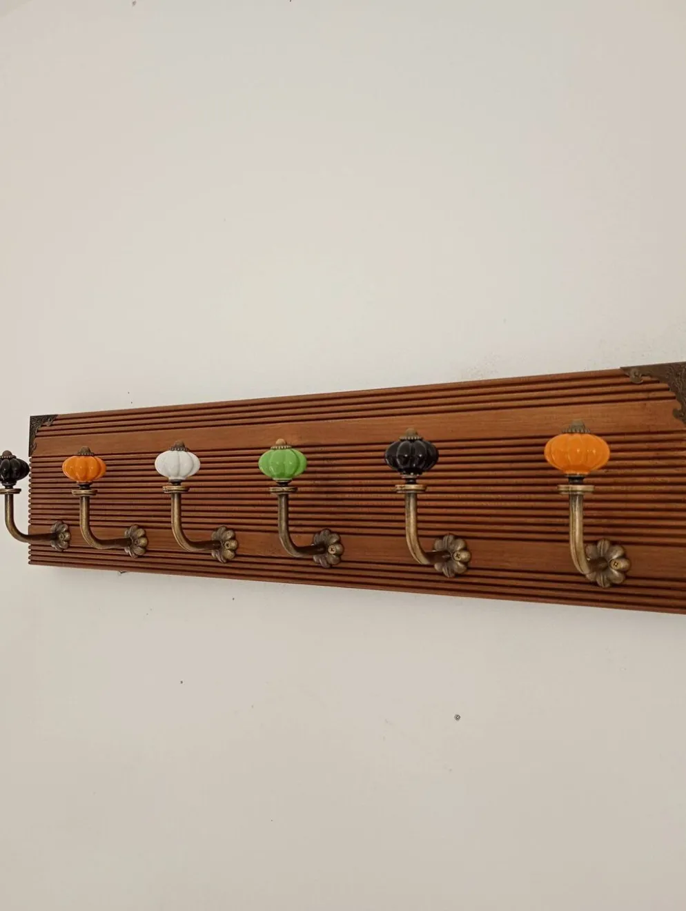 Porte-manteau mural vintage 60 cm – 6 patères en métal et boutons céramique