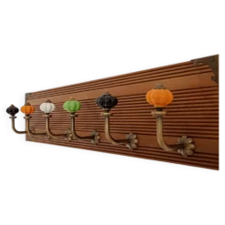 Porte-manteau mural vintage 60 cm – 6 patères en métal et boutons céramique