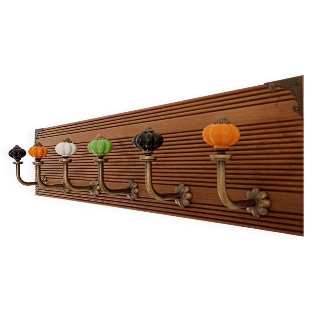 Porte-manteau mural vintage 60 cm – 6 patères en métal et boutons céramique