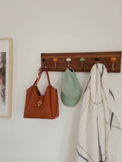 Porte-manteau mural vintage 60 cm – 6 patères en métal et boutons céramique